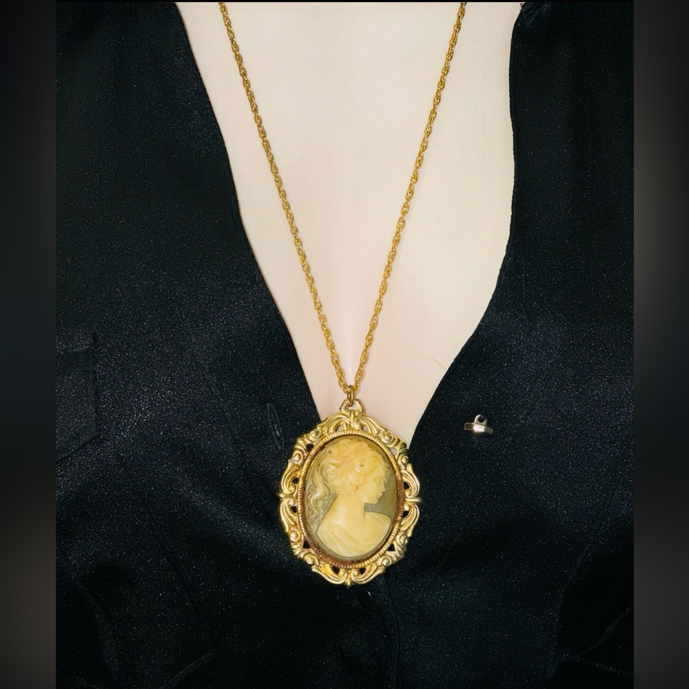 Vintage Cameo Pendant Necklace